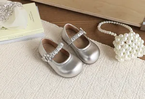 Eleganti scarpe da principessa argento lucido per bambine con fibbia di strass e cinturino