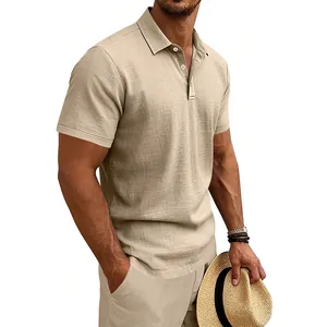Detailansicht eines atmungsaktiven Herren-Polohemds aus Leinen in Beige für den Sommerurlaub