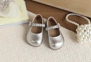 Scarpe da principessa Mary Jane argento metallizzato per bambine con fibbie in strass.