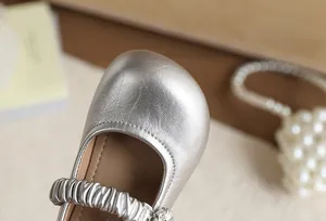 Dettaglio scarpe da principessa argento per bambine con cinturino in strass