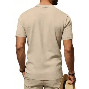 Rückansicht eines beigen, atmungsaktiven Herren-Leinen-Poloshirts mit feiner Stoffstruktur.