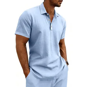 Detailansicht eines hellblauen, atmungsaktiven Leinen-Poloshirts für Herren im Sommer