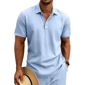 Nahaufnahme eines hellblauen Leinen-Poloshirts für Herren im lässigen Urlaubsstil.