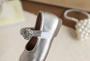 Dettaglio macro scarpa argento da principessa per bambina con fibbia in strass