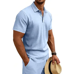 Detail des atmungsaktiven hellblauen Leinen-Poloshirts für Herren mit Stoffstruktur