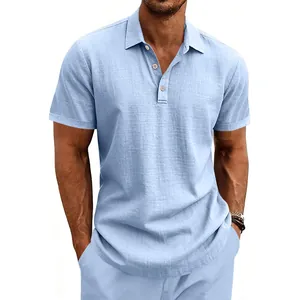 Detaillierte Ansicht des atmungsaktiven Leinenstoffs eines hellblauen Polo-Shirts.