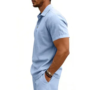 Seitenansicht eines atmungsaktiven hellblauen Leinen-Poloshirts für Herren im Sommerstil.