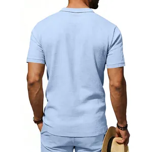 Rückansicht eines atmungsaktiven hellblauen Leinen-Poloshirts für Herren im Urlaub