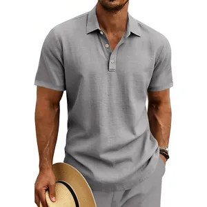 Detail der Textur des grauen, atmungsaktiven Leinen-Poloshirts für Herren im Urlaub.