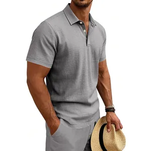 Detailansicht eines grauen, atmungsaktiven Herren-Poloshirts in Leinenoptik für den Urlaub.