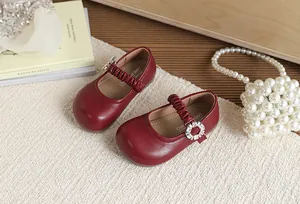 Vista dettagliata delle scarpe Mary Jane rosse da bambina con fibbia in strass