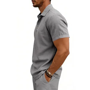 Seitenansicht eines grauen Leinen-Poloshirts für Herren mit Fokus auf die Textur
