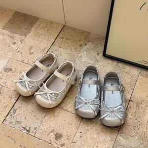 Gros plan sur d'élégantes chaussures de princesse Mary Jane pour filles en argent