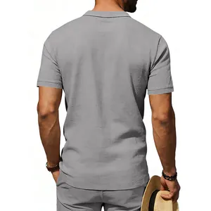 Rückansicht eines grauen Herren-Leinen-Poloshirts für den Sommerurlaub am Strand
