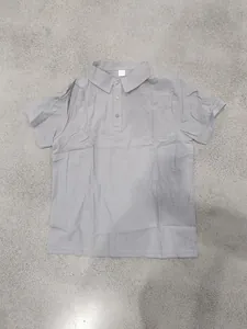 Flachbild eines grauen, atmungsaktiven Leinen-Poloshirts für Herren in lockerer Passform