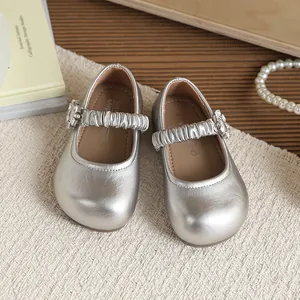 Eleganti scarpe da principessa Mary Jane argento per bambine con fibbia in strass.