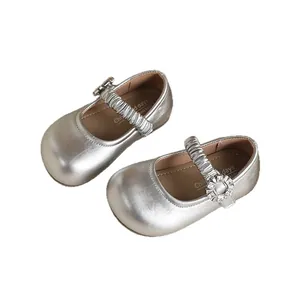 Scarpe Mary Jane argento per bambine con fibbia in strass e cinturino elastico.
