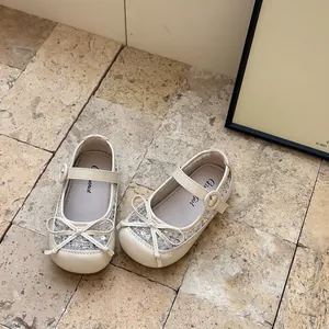 Gros plan d'élégantes chaussures Mary Jane pour filles avec dentelle et petit nœud