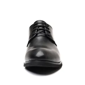Vista frontal detallada de zapatos de vestir de cuero negro con cordones para hombre