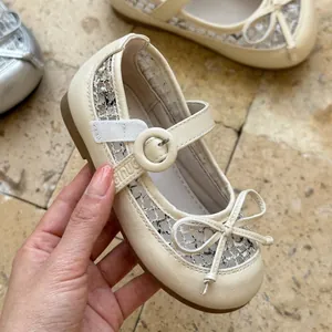 Chaussures Mary Jane beiges en cuir pour filles avec détails en résille et nœud mignon.