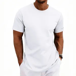 Detalle de una camiseta deportiva blanca para hombre de secado rápido con tejido transpirable.