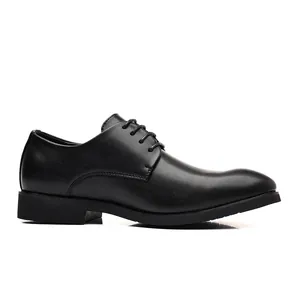 Vista lateral detallada de elegantes zapatos Oxford de cuero negro formal para hombre