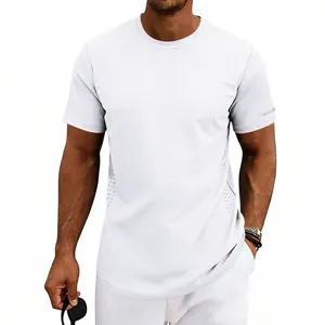 Detalle de camiseta deportiva blanca de secado rápido con perforaciones láser laterales