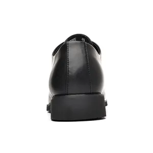 Vista trasera de zapatos de vestir de cuero negro clásicos para hombre, acabado liso