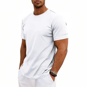 Vista de camiseta deportiva para hombre que muestra el ajuste y la textura de la tela.