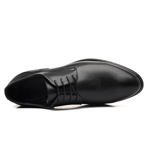 Vista superior de un zapato de vestir clásico de cuero negro para hombre con cordones