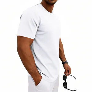 Vista detallada de una camiseta deportiva blanca para hombre de tejido de malla fresca