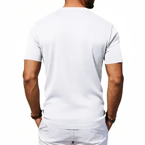 Vista trasera de una camiseta deportiva blanca para hombre, cuello redondo de secado rápido