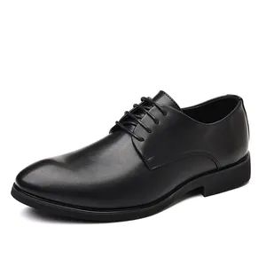 Vista lateral de elegantes zapatos de vestir para hombre en cuero negro