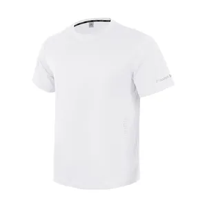 Vista detallada de camiseta deportiva blanca de secado rápido con malla ventilada