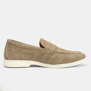 Profilo laterale di mocassini da uomo in pelle scamosciata kaki con suola bianca.