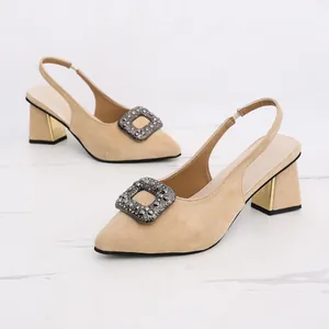 Sandales à bride arrière en daim beige avec boucle carrée ornée de strass élégants