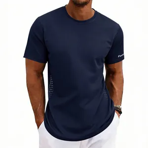 Primer plano de una camiseta deportiva azul marino de hombre con aberturas de aire.