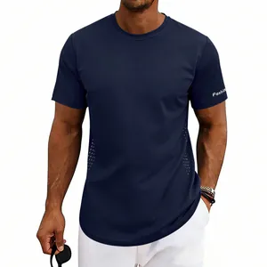 Detalle que muestra el tejido y el ajuste de esta camiseta deportiva azul marino para hombre