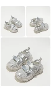 Detailansicht silberner Sportsandalen für Mädchen mit atmungsaktivem Mesh und Klett.