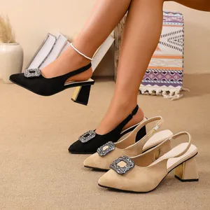 Sandales à talons épais en daim avec bride arrière et boucle en strass étincelante