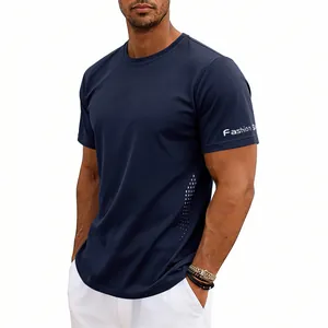 Primer plano de la camiseta deportiva azul marino de secado rápido y tejido transpirable