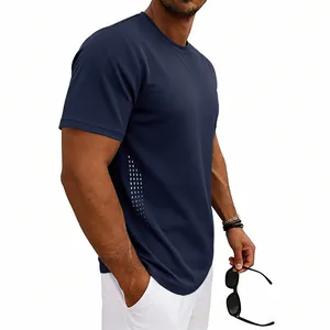 Detalle de camiseta deportiva azul marino de secado rápido para hombre con malla.