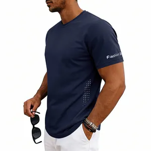 Vista detallada de la camiseta deportiva para hombre transpirable azul marino con cuello