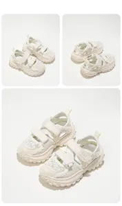 Detailansicht cremefarbene Mädchen Sport-Sandalen mit Mesh und Klettverschluss.
