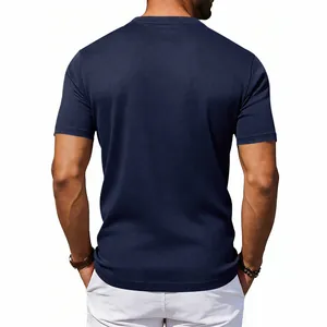 Vista trasera de una camiseta deportiva transpirable azul marino para hombre en verano