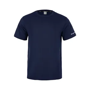 Vista frontal de camiseta deportiva azul marino para hombre con detalles laterales transpirables