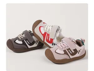 Chaussures de marche pour bébés en trois couleurs avec mesh respirant et semelles souples