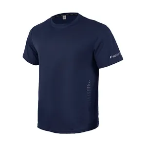 Vista detallada del tejido transpirable de una camiseta deportiva de color marino