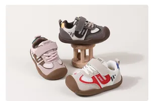 Trois paires de chaussures de marche pour bébé avec tige en mesh et velcro.