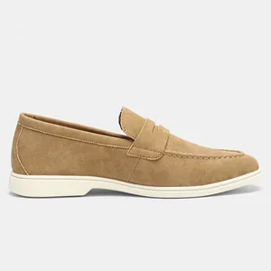Vista laterale di mocassini in pelle scamosciata beige da uomo con suola bianca.